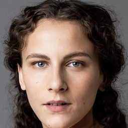 Oksana Lommi 飾演 Frida