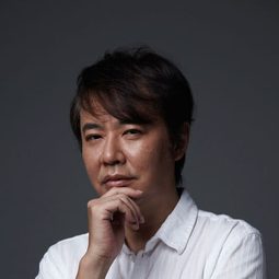 入江雅人  飾演 