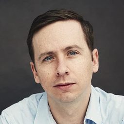 Dan Beirne - 同是家人曾相識演員 飾演Father Carr
