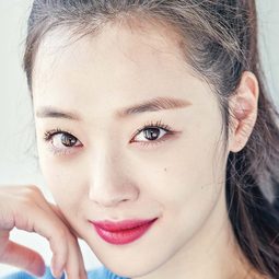 崔雪莉 飾演 Kwak Eun-jin