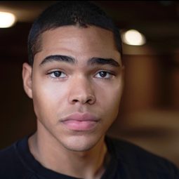 Nicholas Duvernay 飾演 Roman