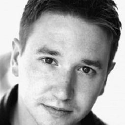 Thomas Morrison 飾演 Carter