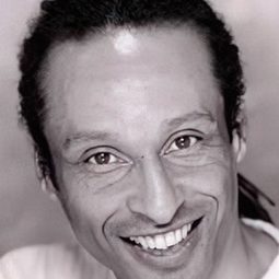 Stewart Avon-Arnold 飾演 Male Dancer