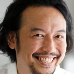 越村友一 飾演 