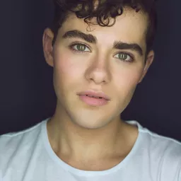 Misha Osherovich 飾演 Josh Detmer