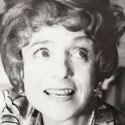 Monika John 飾演 Waitress Lucy Hansen