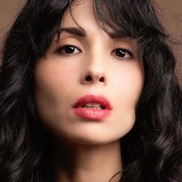 Nihan Okutucu 飾演 Yaşar's Wife Gülnaz