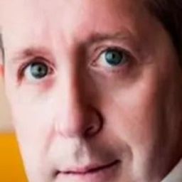 Manuel Salas 飾演 Hombre Hermandad