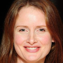 佐伊·特爾福德 飾演 Leona