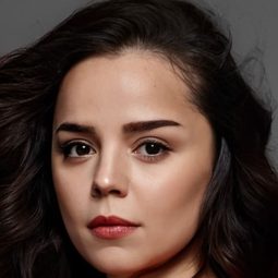 Pelin Ermis - Watchman演員 飾演Bakkalın Kızı