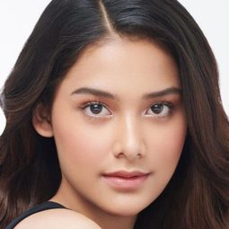 Callista Arum 飾演 Mia Becker