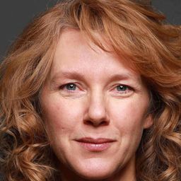 Elise Robertson 飾演 Darlene