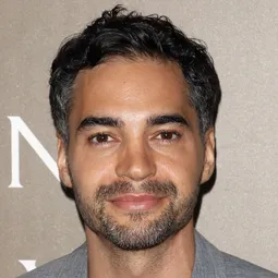 拉蒙·羅德裏格斯 飾演 Leo Spitz