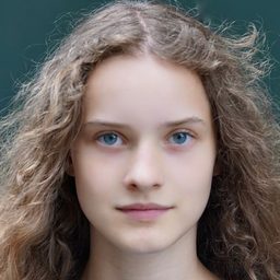 Cloé Heinrich 飾演 Young Blake