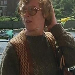 Madge Hindle 飾演 Aunt Winnie