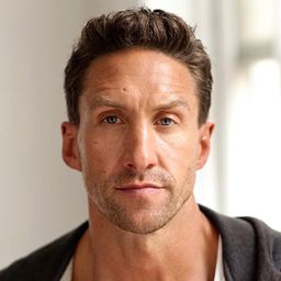 Faron Salisbury 飾演 Crash Cop