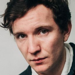 Leonard Carow 飾演 'MRX'