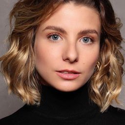 Julia Foti 飾演 Camila