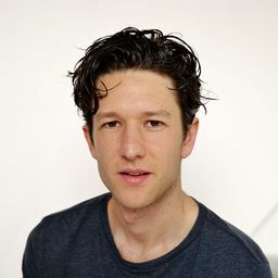 Gabriele Graham Gasco 飾演 Massimo