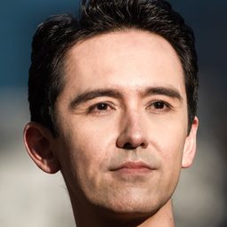 麥斯威爾・鮑華斯 飾演 Suzuki (voice)