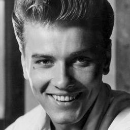 Richard Davalos 飾演 Mr. Crosetti