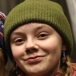 Ellá Márge Nutti 飾演 Young Anna-Stina