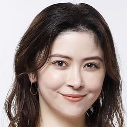 宮澤エマ - 消失的豪門妻演員 飾演Azami