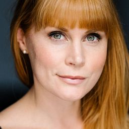 Michelle Blundell 飾演 Louise Nicholas