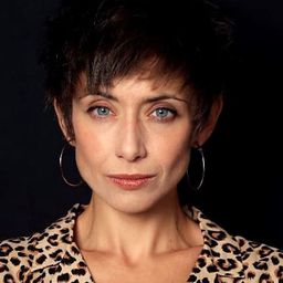 瑪莉安·托雷斯 - 凶屋32演員 飾演Julia