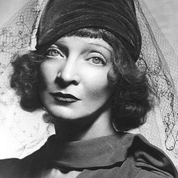 埃斯特爾·溫伍德 飾演 Symphorosa