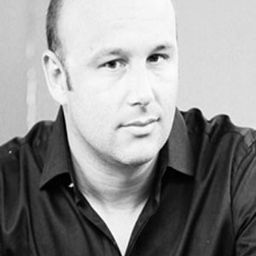 Riccardo Frizza 飾演 Conductor