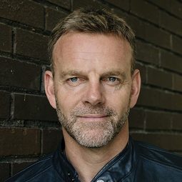 Richard Laing 飾演 Ben Clandon