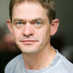 Henning Peker 飾演 Frankie