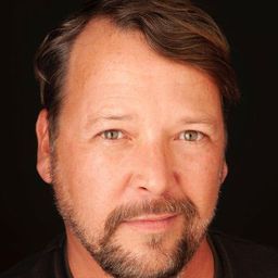 Marco D'Almeida 飾演 Andrés