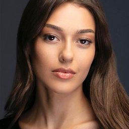 蒂蓮·齊切克·德尼茲 飾演 Leyla