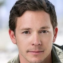 Brandon Ray Olive 飾演 Russell