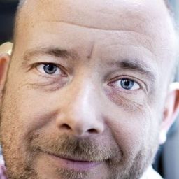 Nikolaj Steen 飾演 Mads