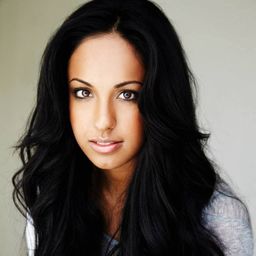 Yasmin Kassim 飾演 Kina