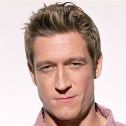 Robert Gant 飾演 Bohuslav Horák