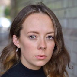 Alice Sykes 飾演 Kath