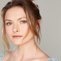 June Schreiner 飾演 Rose