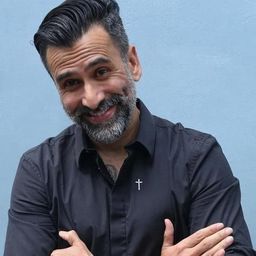 Jeremy Thomas 飾演 Fadli