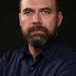 Fred Adenis 飾演 Tobías