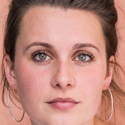 Molly McGlynn 飾演 Lucy Shean