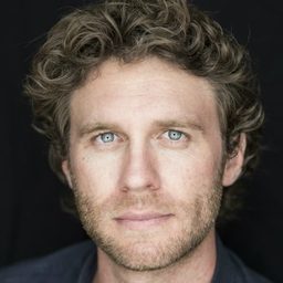 Damien Avery 飾演 Phil