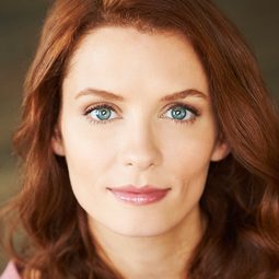 Lara Jean Chorostecki 飾演 Louise Hoatley