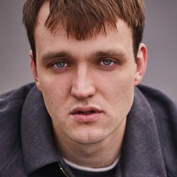 Jan Bülow 飾演 Johannes