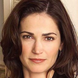 Kim Delaney - 神秘復仇者演員 飾演Selby Younger