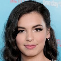 伊莎貝拉·高梅茲 飾演 Isla