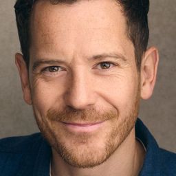 蓋布瑞維克 飾演 Pub Landlord